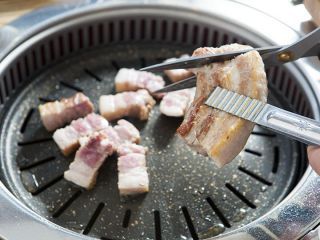 食べやすい大きさにカットしながら