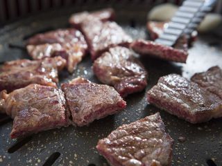 口に入れた瞬間、肉の脂や旨みが口の中に広がる韓牛サーロイン