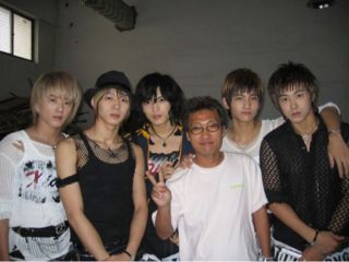 東方神起、JYJメンバーとオーナー(右から３番目)<br>写真提供：オダリチプ
