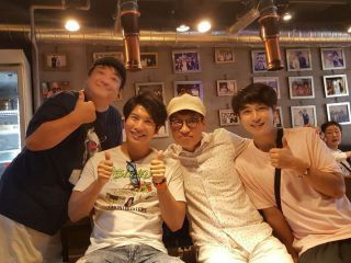彦摩呂(左)とオーナー(右から２番目)と俳優<br>写真提供：オダリチプ