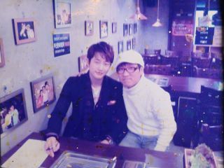俳優パク・シフとオーナー(右)<br>写真提供：オダリチプ
