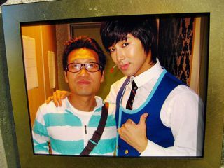 東方神起のユンホとオーナー(左)<br>写真提供：オダリチプ