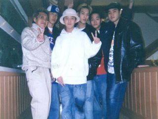 BIGBANGとオーナー(中央)<br>写真提供：オダリチプ