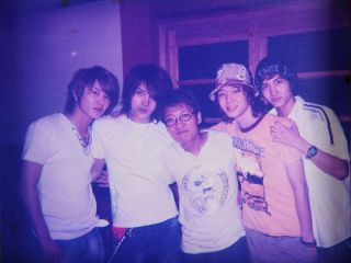 東方神起、JYJメンバーとオーナー(中央)<br>写真提供：オダリチプ