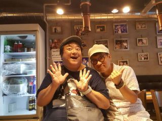 グルメリポーター彦摩呂とオーナー(右)<br>写真提供：オダリチプ