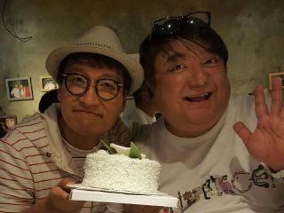 グルメリポーター彦摩呂とオーナー(左)<br>写真提供：オダリチプ