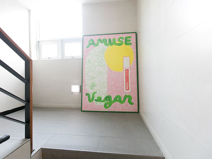 階段の途中にあるスタイリッシュな店舗看板