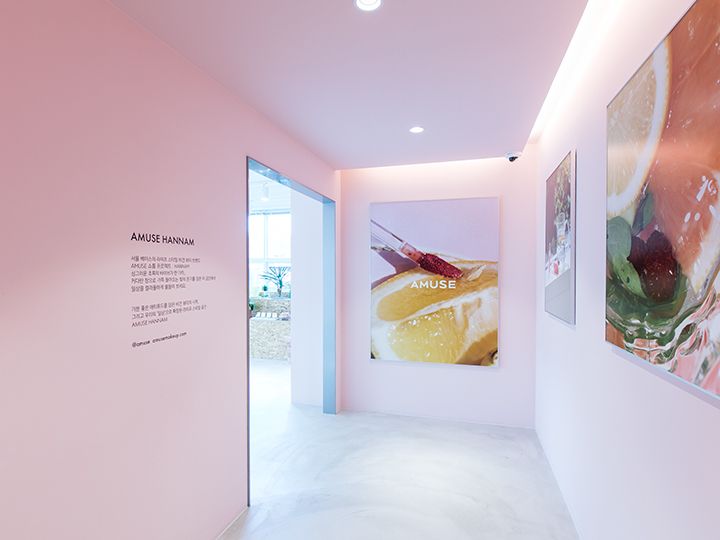 入口のドアを開けると目に入る「展示空間」