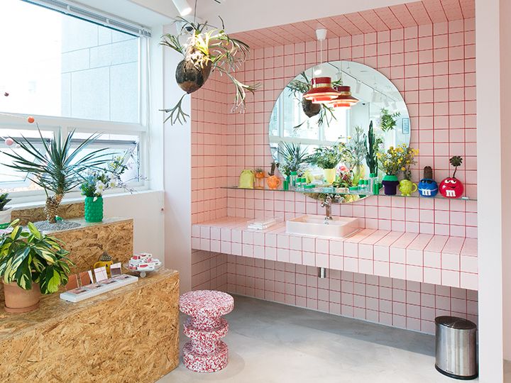 ピンクのタイルが可愛い洗面台