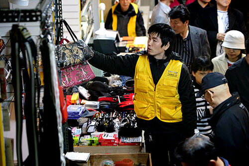 エリアカラーのユニフォームを
着用している商店主も。