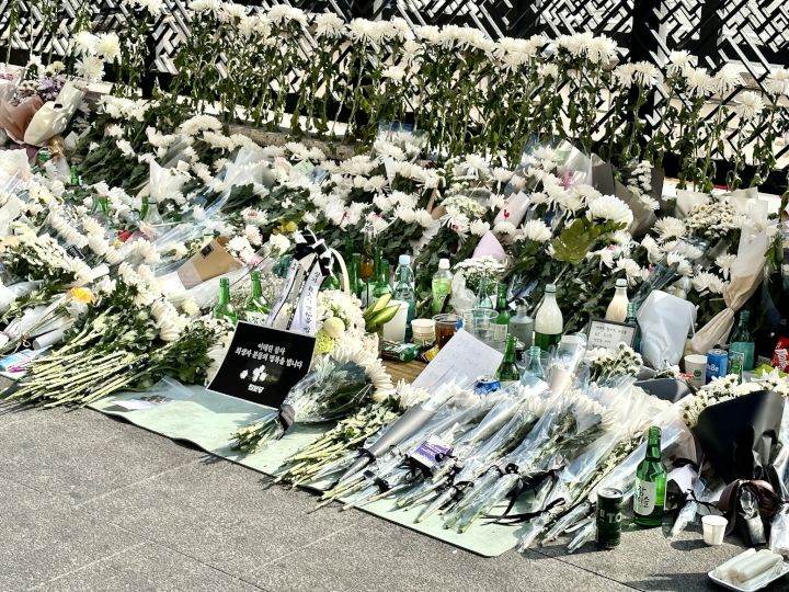 現場近くの地下鉄6号線・梨泰院駅1番出口に備えられた献花