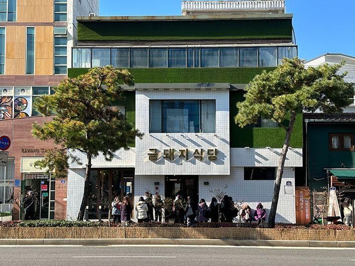 常に行列ができる人気店