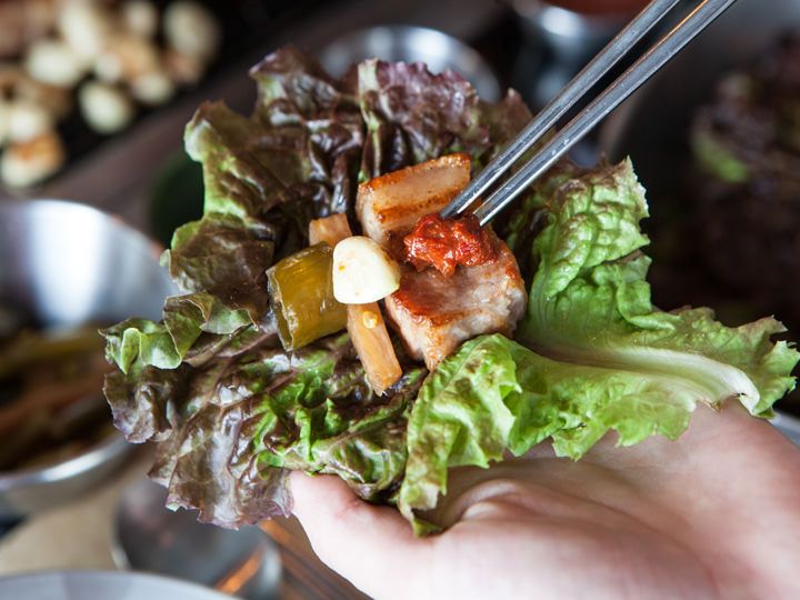 サンチュに包んで一口で頂きましょう