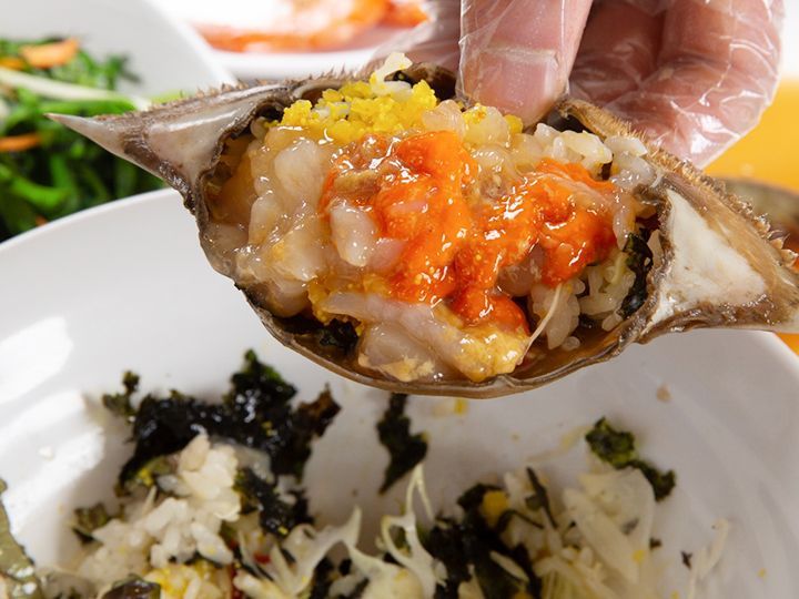 「カニ味噌ビビンバ」が韓国式の楽しみ方