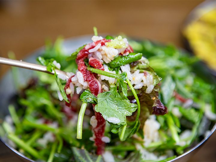 新鮮なセリとユッケ