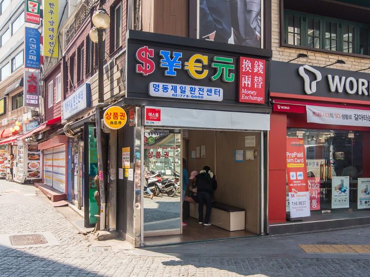 ドルや円、人民元などのマークがある外観が特徴