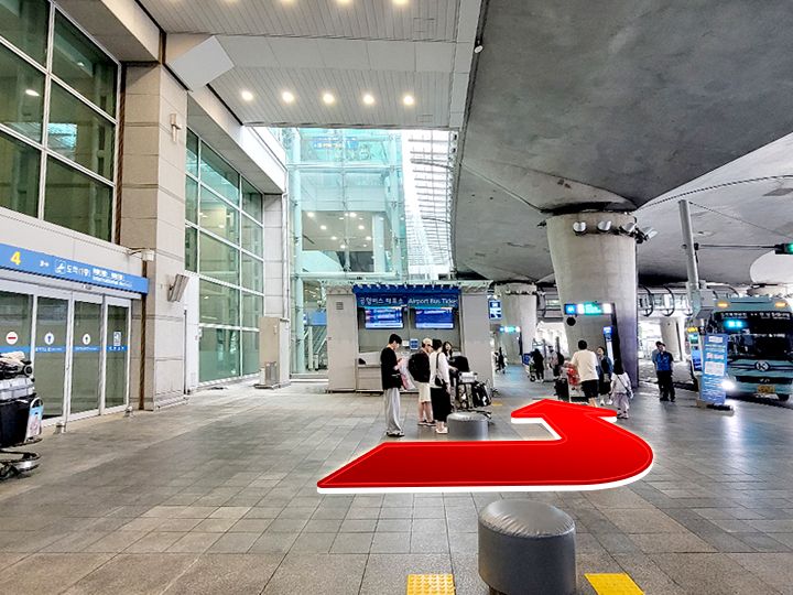 2.4番出口を出て左にまがる