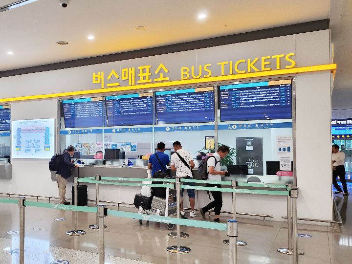 2.西側4番窓口でQRコードをチケットに交換(24時間営業)