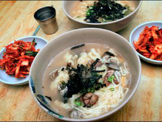 「アサリ入り手打ち麺(パジラッカルグクス)」