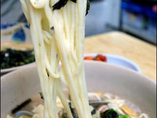 手打ちの麺は食感も良く食べ応え十分