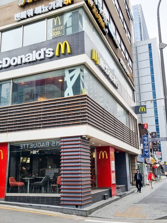 エステは、マクドナルドが入っているビルの8階に位置