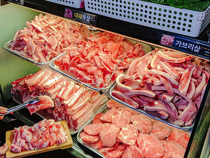 「江南豚商会 明洞直営店(豚焼肉 食べ放題)」の写真｜韓国旅行「コネスト」 「江南豚商会 明洞直営店(豚焼肉 食べ放題)」の写真