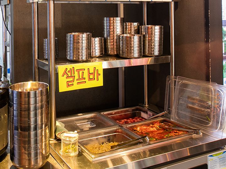 おかずはセルフバーからお代わり自由