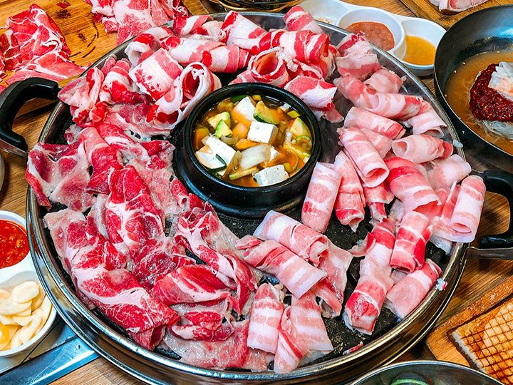 写真は薄切りの牛三枚肉(左)とサムギョプサル(右)