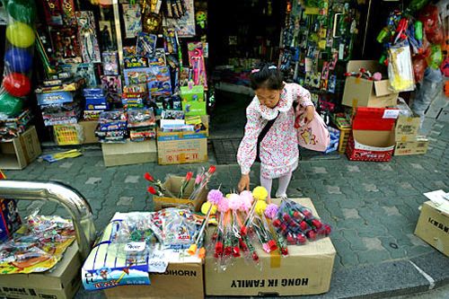 通学路にある文房具店は、一日だけの即席花屋に様変わり!