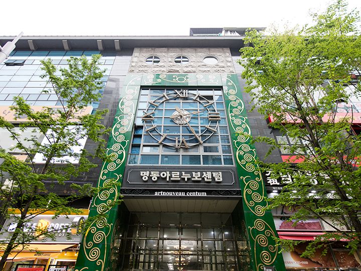 乙支路入口(ウルチロイック)駅方面にある大きなビル「明洞アールヌーボーセンタム」