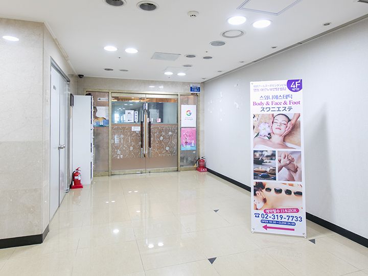 お手洗いの奥、突き当りに店舗があります