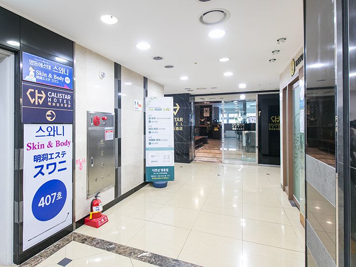 4階で右側へ進み左折します