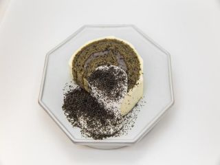 黒ゴマロールケーキ