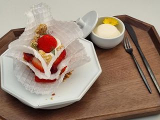 イチゴ煎餅のミルフィーユ