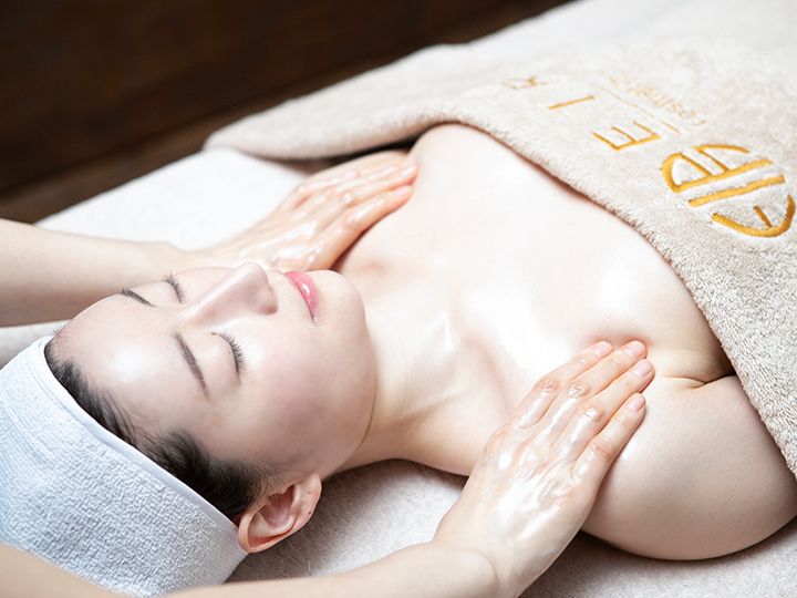 デコルテマッサージ