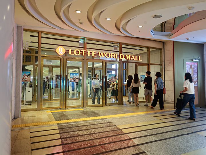 ロッテワールドモール入口から「コンサートホール」の案内表示の方向に約100メートル直進してください。