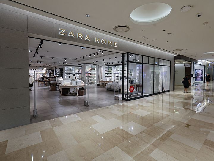 「ZARA HOME」と「CHANEL」の間にあるエレベータに乗り、地下1階から6階に行きます。