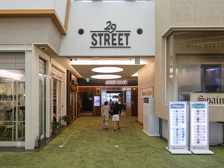 6階に到着後、花屋の方面へ向かい、左に曲がると「JUNO Hair」の隣りにあります。