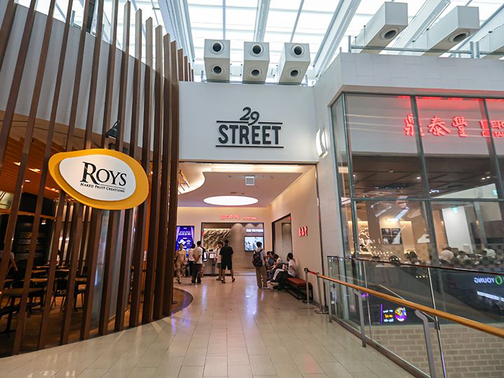 6階グルメコーナー「29street」内の螺旋階段があるカフェの隣にあります。