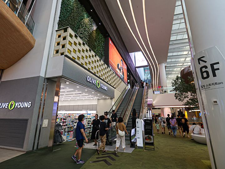 映画館近くの5階からの様子。エスカレーターで6階へ