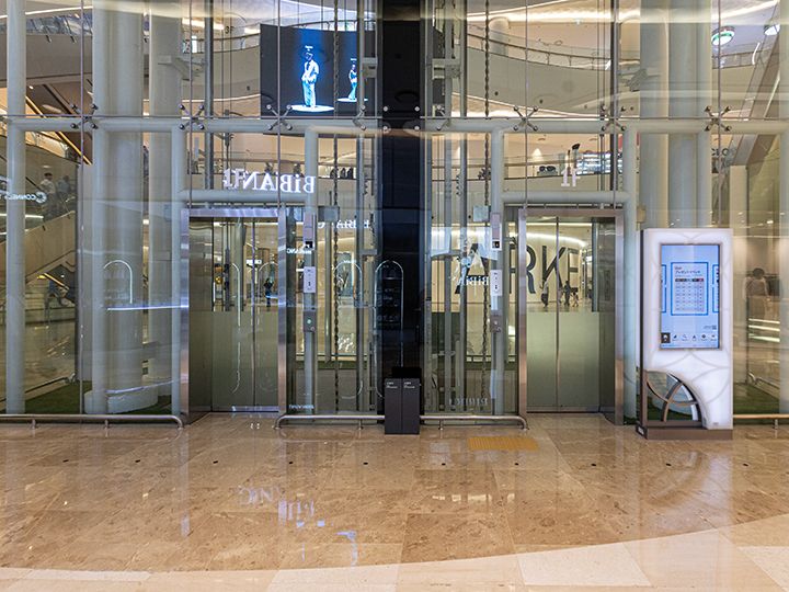 「BiBiANG(ビビアン)」向かいのエレベータに乗り、1階から5階に行きます。