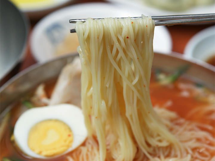 「ミルミョン」
1950年代の朝鮮戦争の際にアメリカ軍から大量にもたらされた小麦粉を使って冷麺を作ったのがはじまりだと伝えられる「ミルミョン」も、釜山周辺の郷土料理として知られます。さっぱりしていて暑い日には特にオススメ。