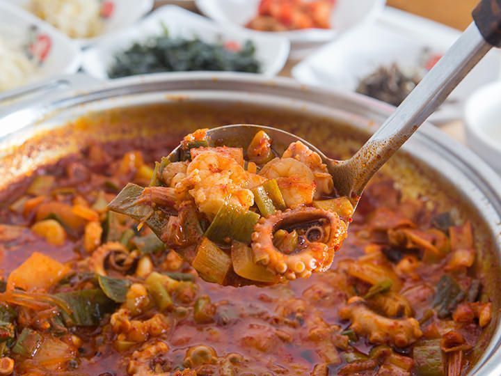 「ナッコプセ」
テナガダコ(ナッチ)、ホルモン(コプチャン)、小エビ(セウ)の頭文字を繋げた「ナッコプセ」は港町・釜山ならではの料理です。
大きな鍋にコチュジャン(唐辛子味噌)や麺類と一緒に煮込んで味わいます。日本のグルメドラマ「孤独のグルメ」でも紹介され、日本でも知名度があがりました。