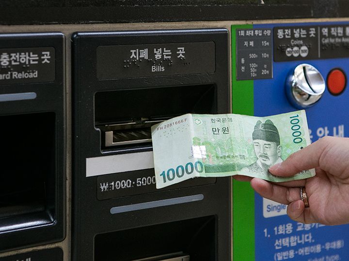 4.タッチした金額分の現金(ウォン)を挿入すれば
チャージ完了!