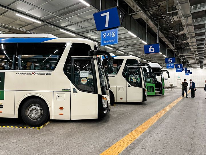 1階から4階までのフロア半分はバスターミナルになっている