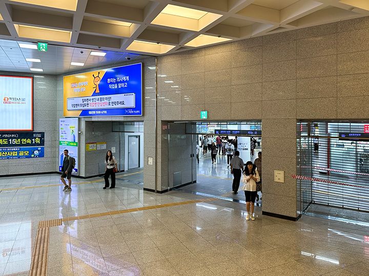 地下フロアでは地下鉄駅にも直結