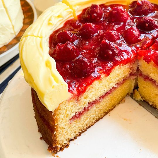 ビクトリアケーキ
アーモンドスポンジに、バニラバタークリームとお自家製ラズベリーコンポートが乗っかっています。