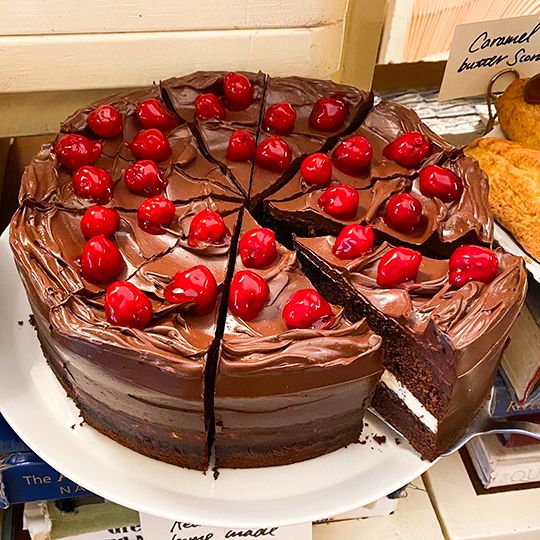 リッチチョコケーキ
チョコスポンジにクリームチーズをはさみ、その上から濃厚なチョコバタークリームをずっしりとかぶせました。
ホームメイドの素朴さが感じられる一品で、アイドルグループ・IVE(アイブ)のレイも、自身のユーチューブチャンネルでレイヤードのリッチチョコケーキを絶賛しました。