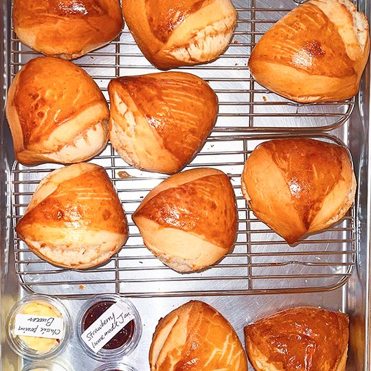 ブレッドスコーン
老若男女問わず愛されている人気メニューです。食べると口の中にバターの香りが広がっていき、柔らかさの中にもっちりとした食感が感じられる、ボリューミーなスコーンです。