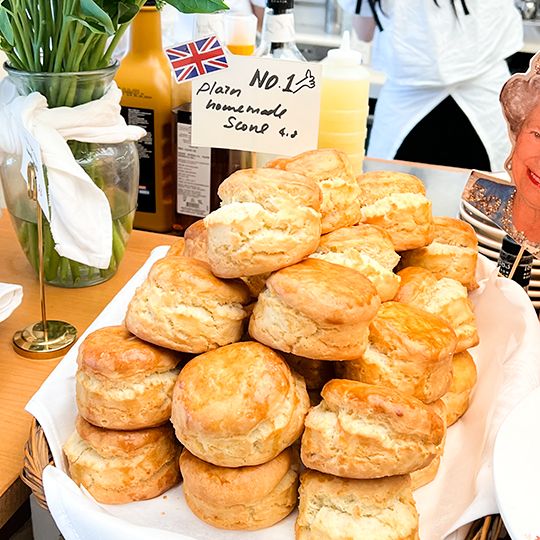 プレーンスコーン
柔らかくてしっとりとした「レイヤード」の看板メニューです。そのまま食べても美味しく、ジャムやバターと一緒に食べると、より美味しさが際立ちます。